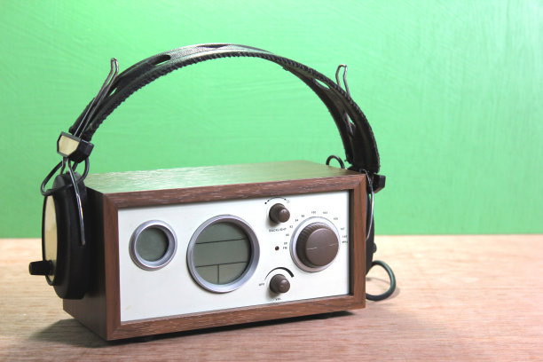 现代收音机和耳机复古风格图片下载