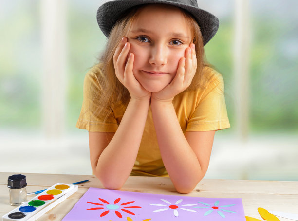 戴着帽子的小女孩图片下载