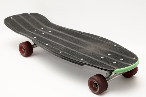 复古风格的长板黑色滑板图片下载