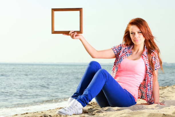 女人持有框架旅行的概念图片下载