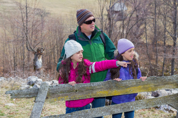 家人徒步旅行图片下载