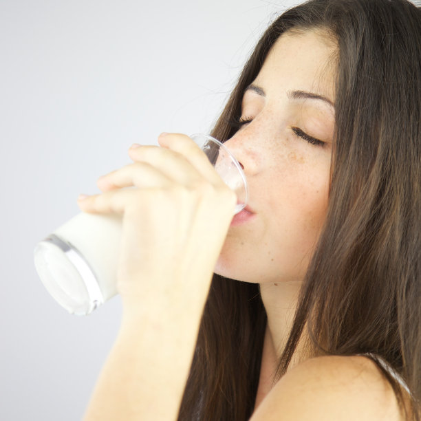 早上喝牛奶感觉很健康图片下载