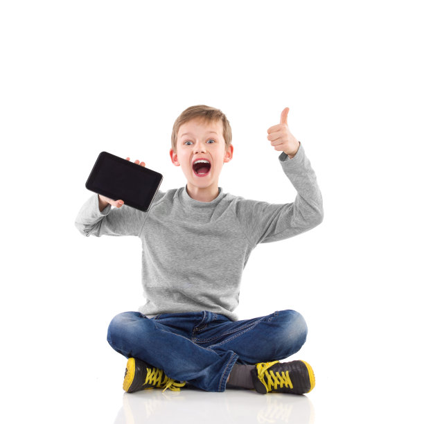 快乐的小男孩展示平板电脑图片下载