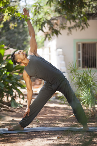 瑜伽在自然界中。图片下载
