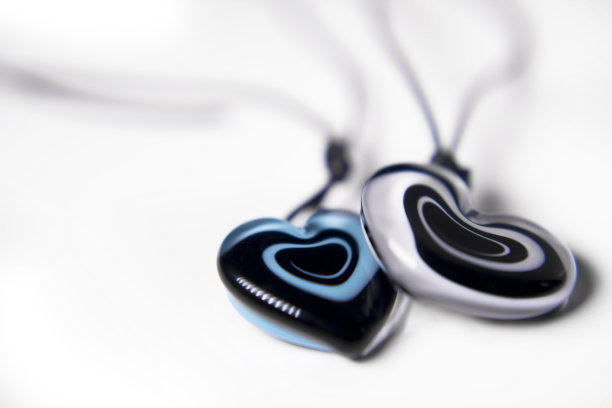 两颗反射着光的心图片下载