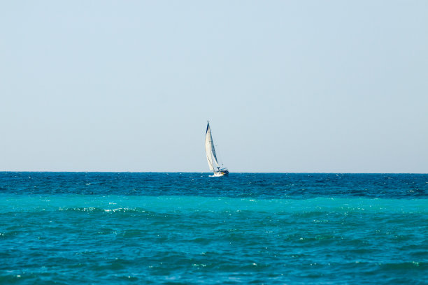 在地中海航行的游艇图片下载