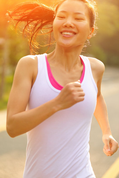 健康的生活方式，健身运动女性在公路上奔跑图片下载