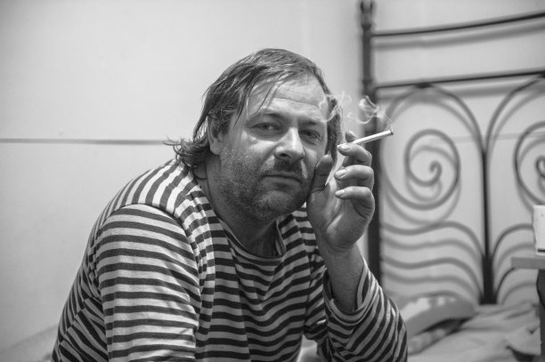 带着烟的船夫图片下载