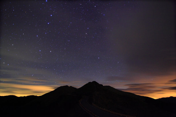 令人惊叹的星空与流星相伴图片下载