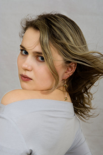 年轻性感女子的肖像图片下载