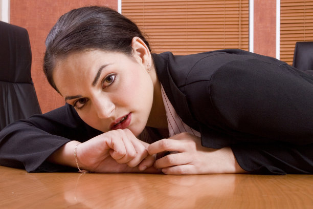 黑发女人躺在桌子上图片下载