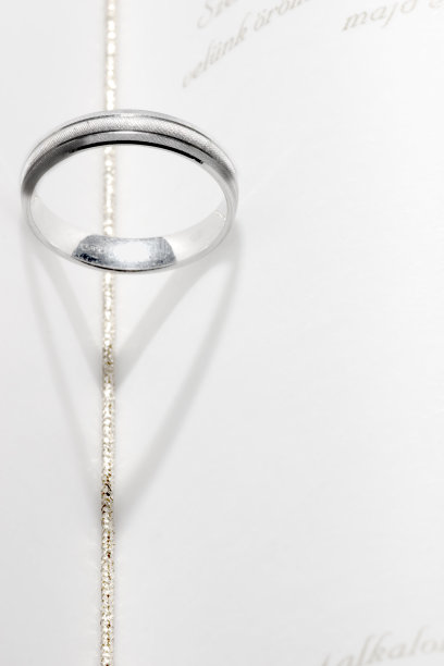 带有壁炉影子的结婚戒指图片下载