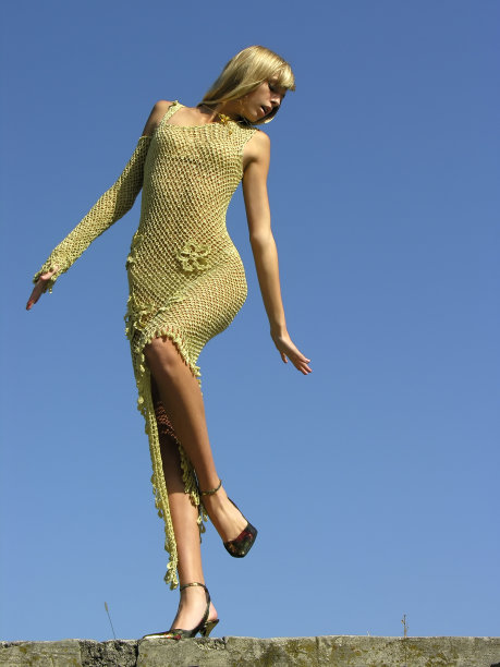 女孩穿钩针连衣裙01图片下载