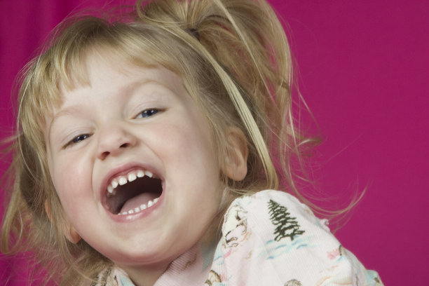 可爱的小女孩在笑图片下载