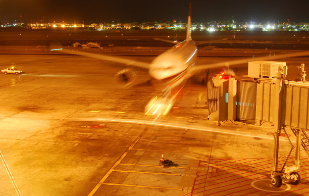 飞机到达登机口了图片下载
