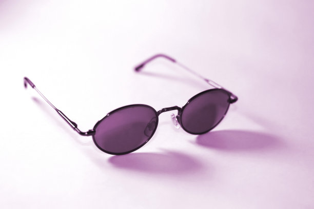 彩色玫瑰太阳镜在一个白色的背景-杜通图片下载