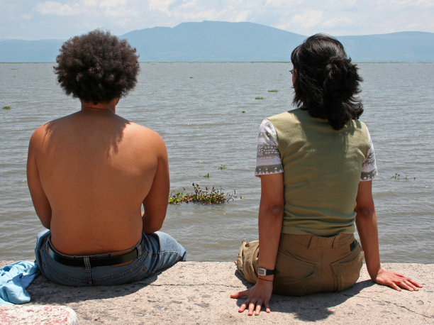 湖边的情侣图片下载