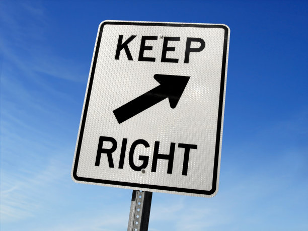 右边的标志对着蓝天图片下载