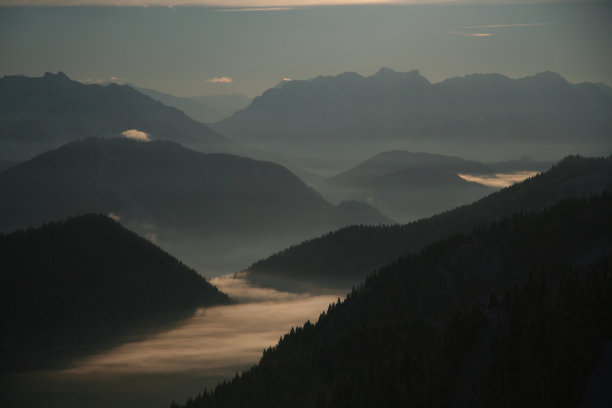 雾中的群山图片下载