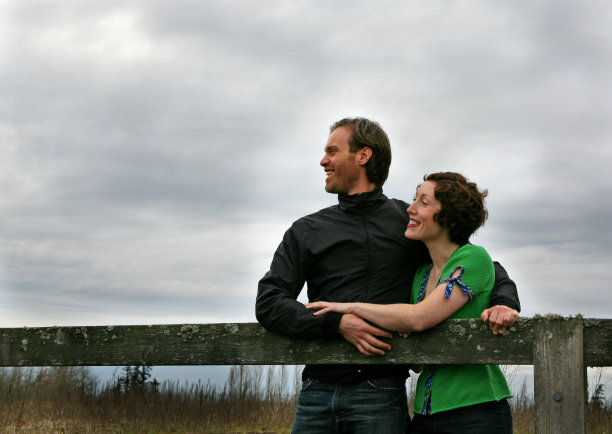 幸福的夫妇在农村设置图片下载