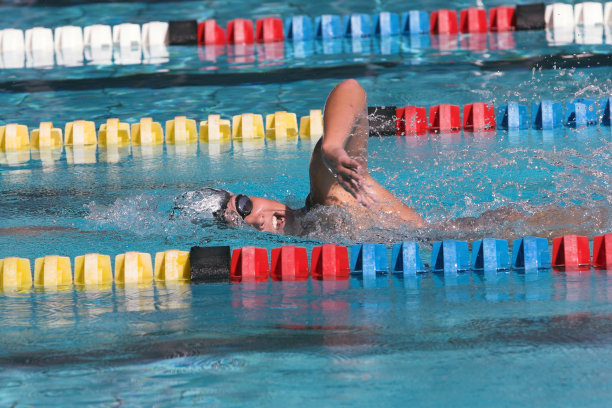 自由泳的男孩图片下载
