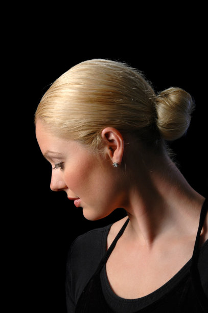 芭蕾舞女演员向下看的侧面图片下载