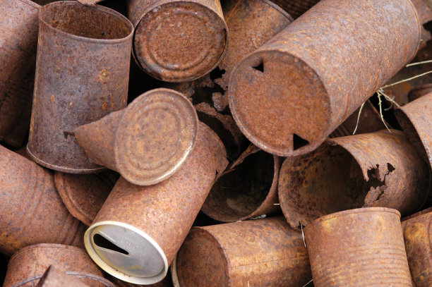 一堆生锈的旧铁罐。图片下载