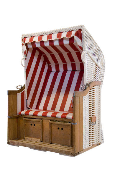 独特的红白条纹木制折叠式沙滩椅图片下载