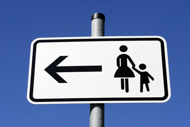 母亲和孩子向左走图片下载