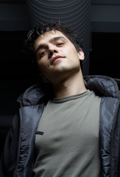 在工业大楼地下室的街头暴徒图片下载