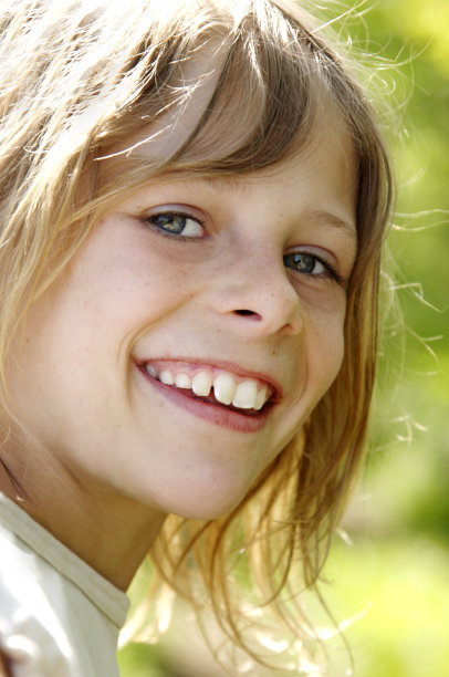 微笑的女孩图片下载