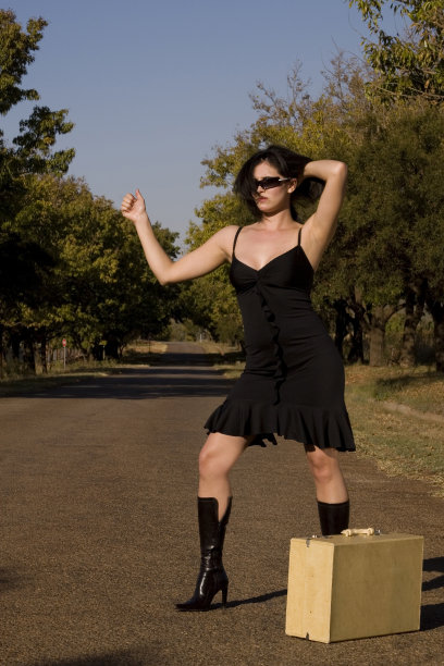 挑衅的黑发拇指图片下载