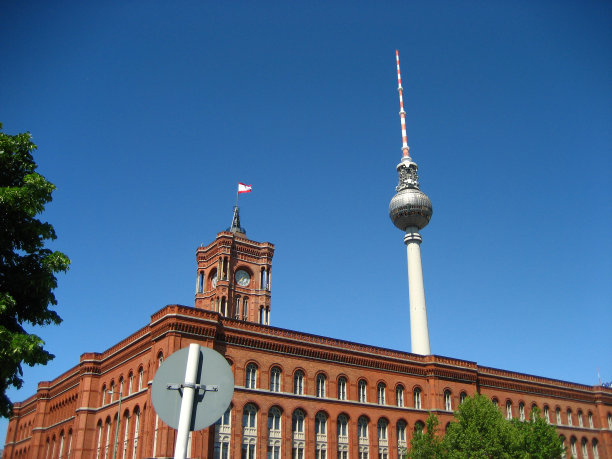柏林电视塔和红色市政厅图片下载