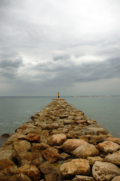 暴风雨天的灯塔图片下载