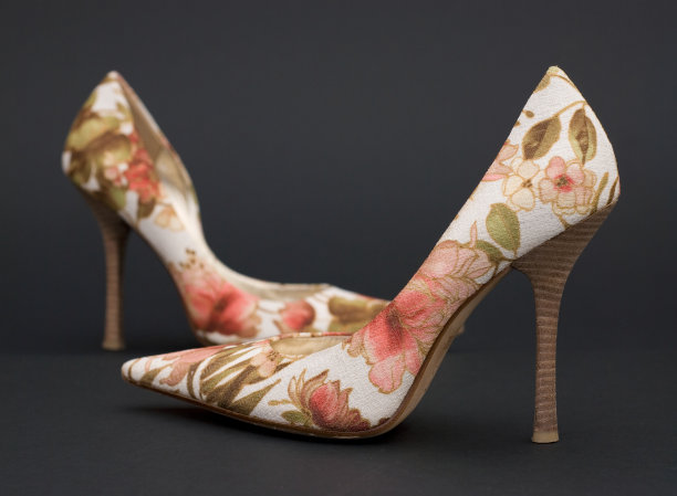 花朵图案一双高跟鞋图片下载