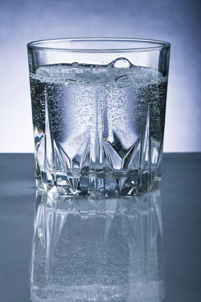 一杯冒火花的矿泉水图片下载