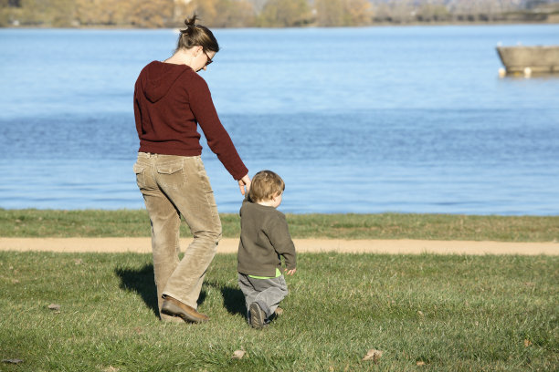 沿着湖边图片下载
