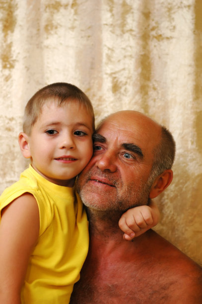 有孙子的老人图片下载