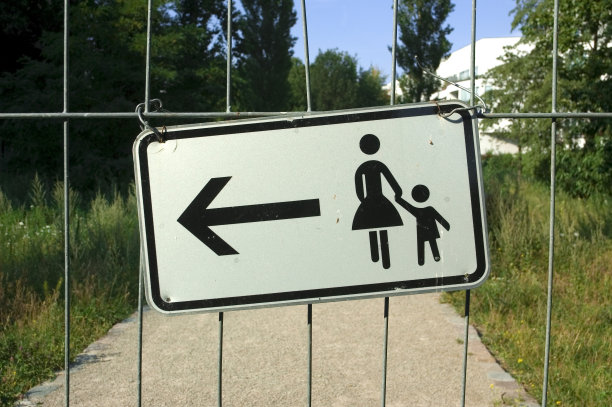 街道方向标志，母子象形图图片下载