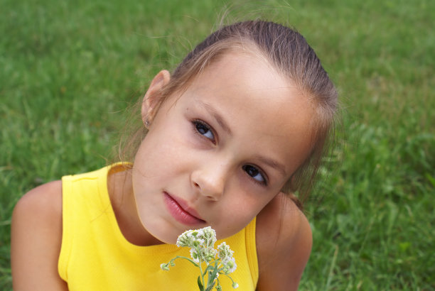 草中的美人3图片下载