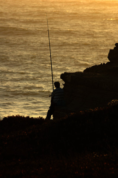 悬崖钓鱼图片下载