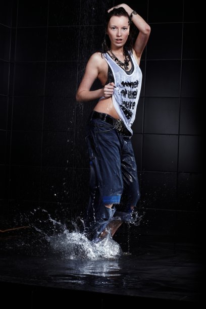 可爱的年轻女子在水中跳舞图片下载