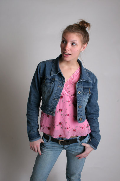 穿着牛仔夹克和牛仔裤的女人图片下载