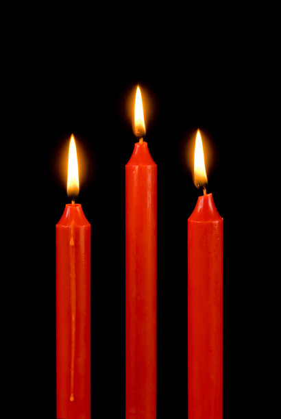 黑色上的红烛图片下载