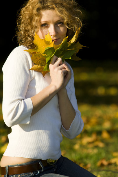 秋天公园里的年轻女子图片下载