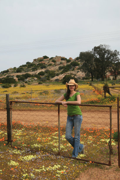 女孩在花丛中图片下载