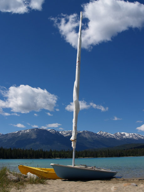 美丽的山湖上的小帆船和Kyak图片下载