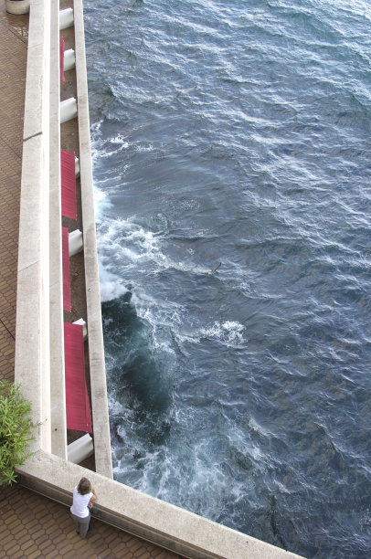 女人凝视着大海图片下载