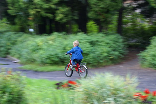 男孩骑自行车图片下载