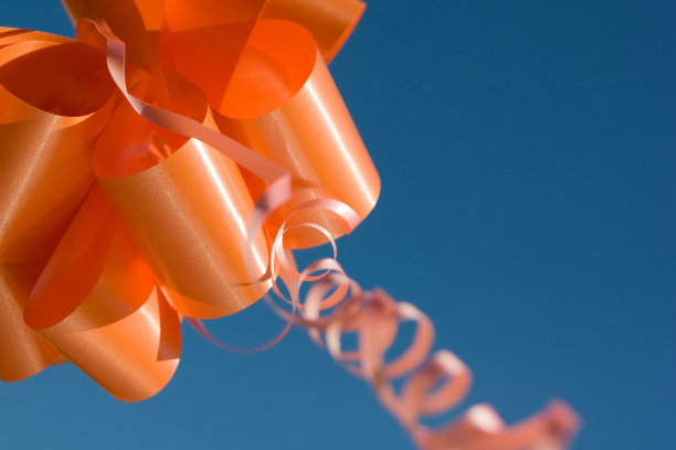 蓝色天空下的婚礼丝带，鲜艳的颜色图片下载